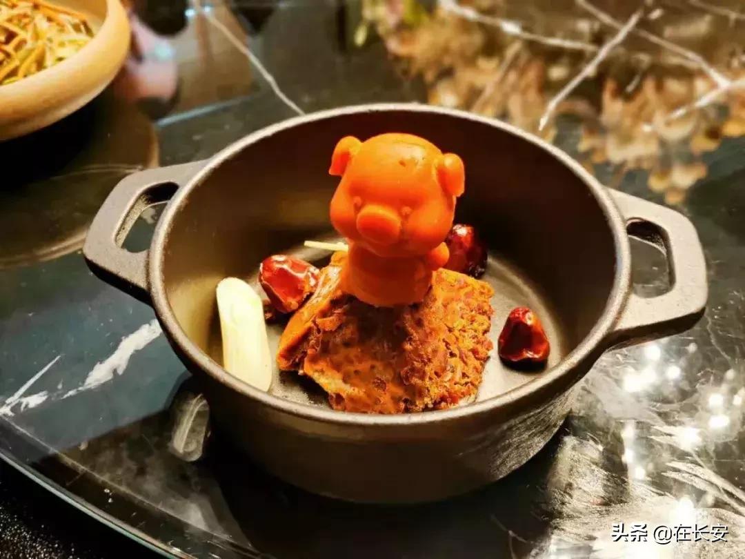 小火锅锅底有六种口味满足你,一桌小火锅