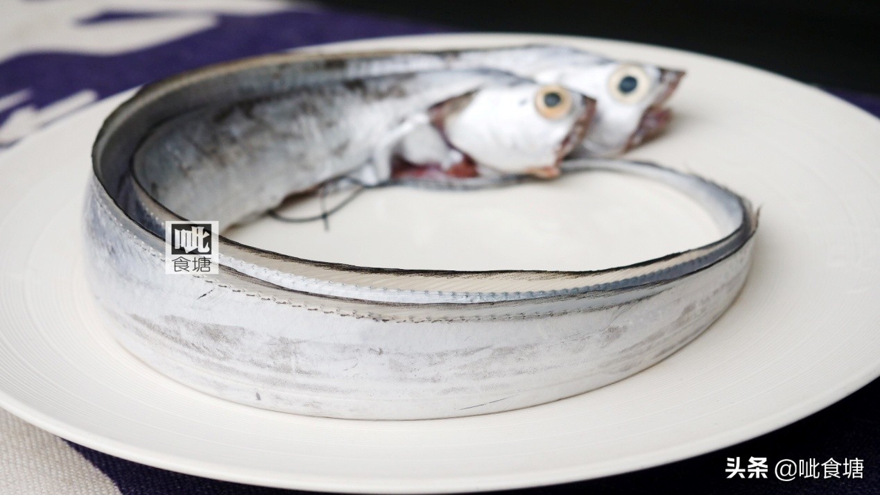 新鲜的带鱼清蒸几分钟,新鲜带鱼不用油煎怎么烧好吃