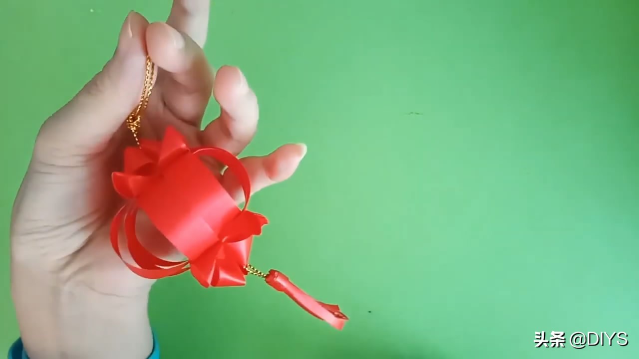 如何放飞折叠灯笼图解教程,彩带怎么制作一个简易灯笼