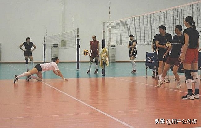中国女排自由人18号简介,24年女排世联赛双自由人战术