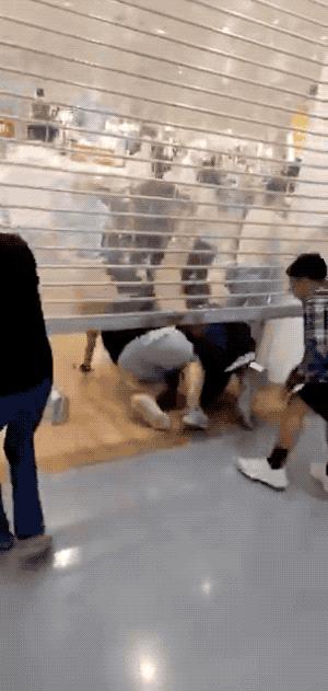 昨天，大型“丧尸”电影，在优衣库真实上演