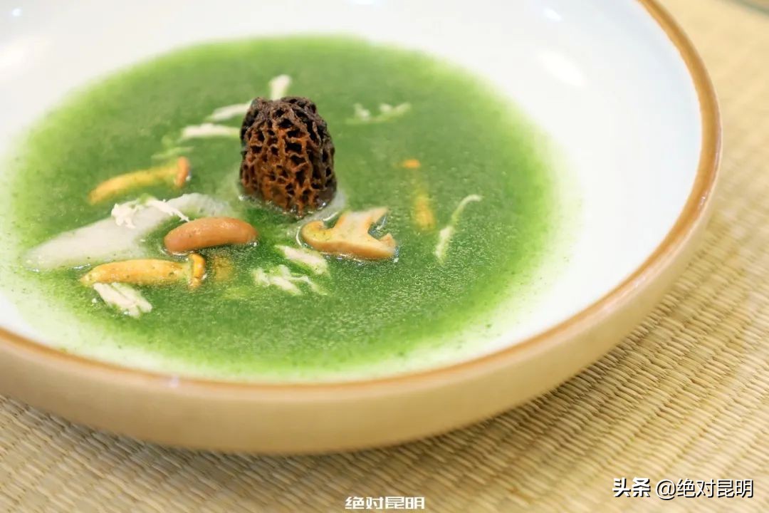 她带西班牙大厨上山捡菌，回昆明后煲出美味红菇汤