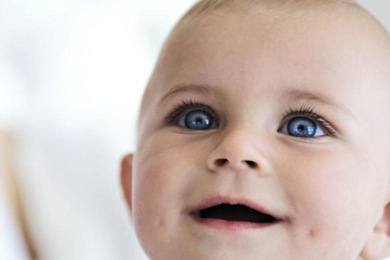 父母都没酒窝孩子有酒窝正常么,父母都没酒窝孩子怎么有