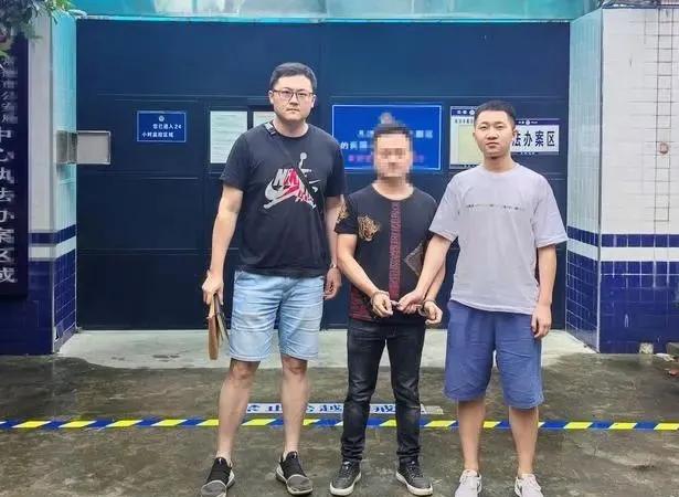 性感美女撕掉“胸部”秒变大叔，画面曝光：别再裸聊了