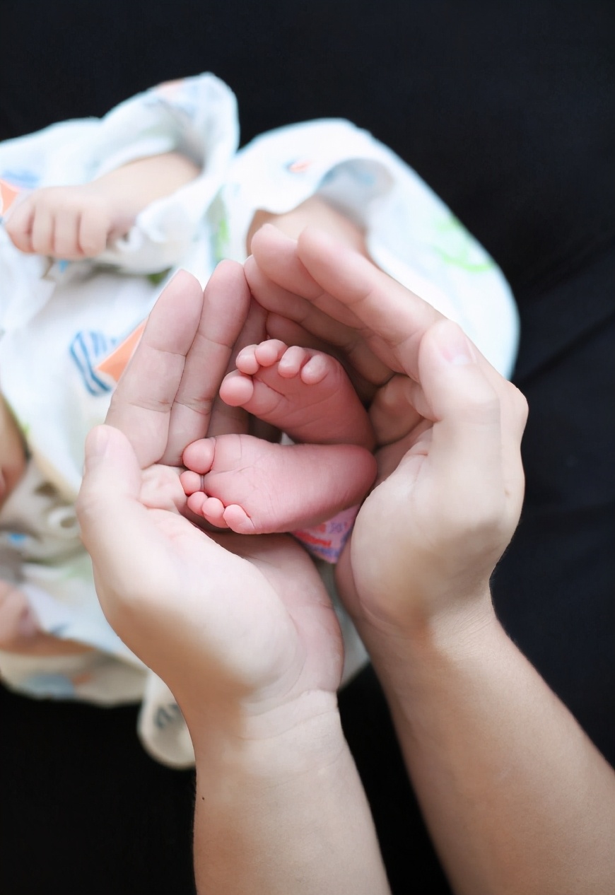 郑恺苗苗为女儿庆祝百天视频,郑恺和女儿百日宴
