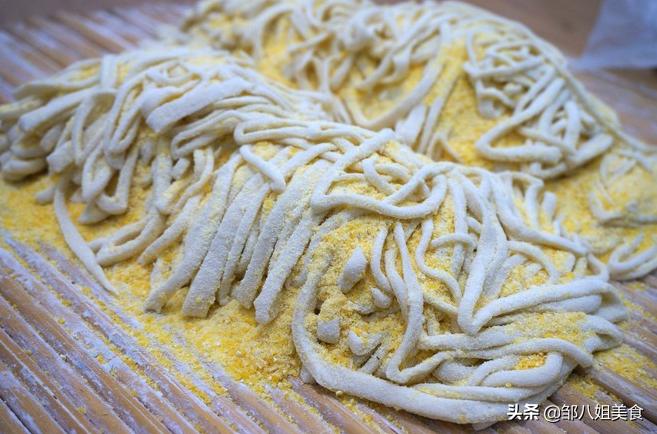 手擀面怎么筋道不粘连,做手擀面里面需要加鸡蛋吗