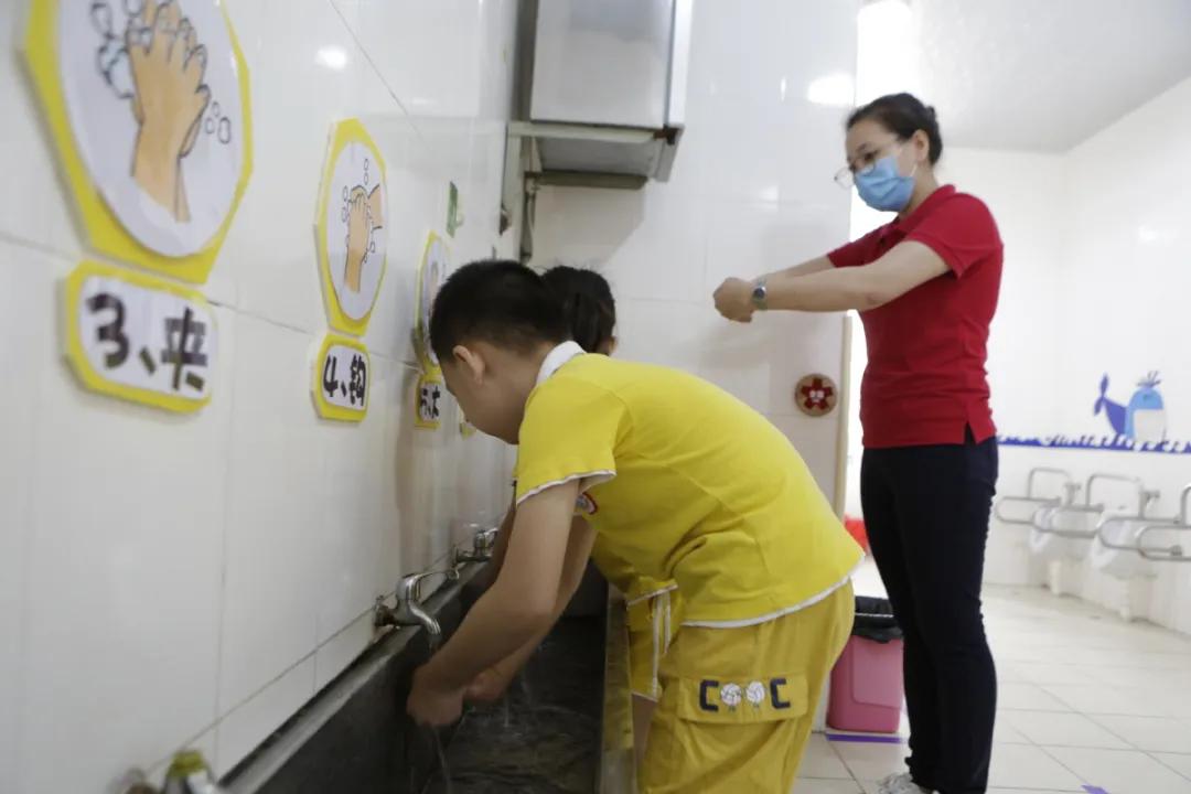 带你围观幼儿园开学第一天,幼儿园萌娃开学