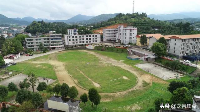 龙岩永定体育中心足球场,龙岩学校足球场建设多少钱