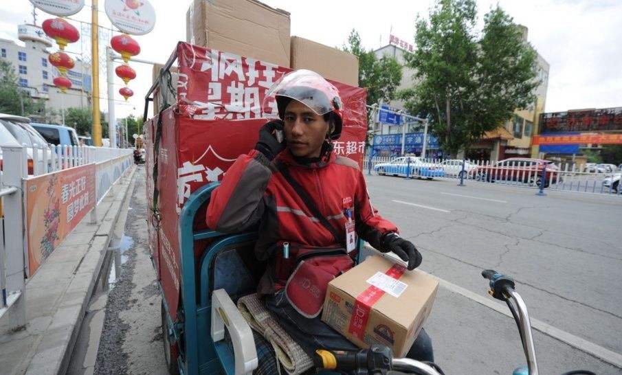 一线城市快递员月入2万,月薪三千的白领月薪一万的快递员