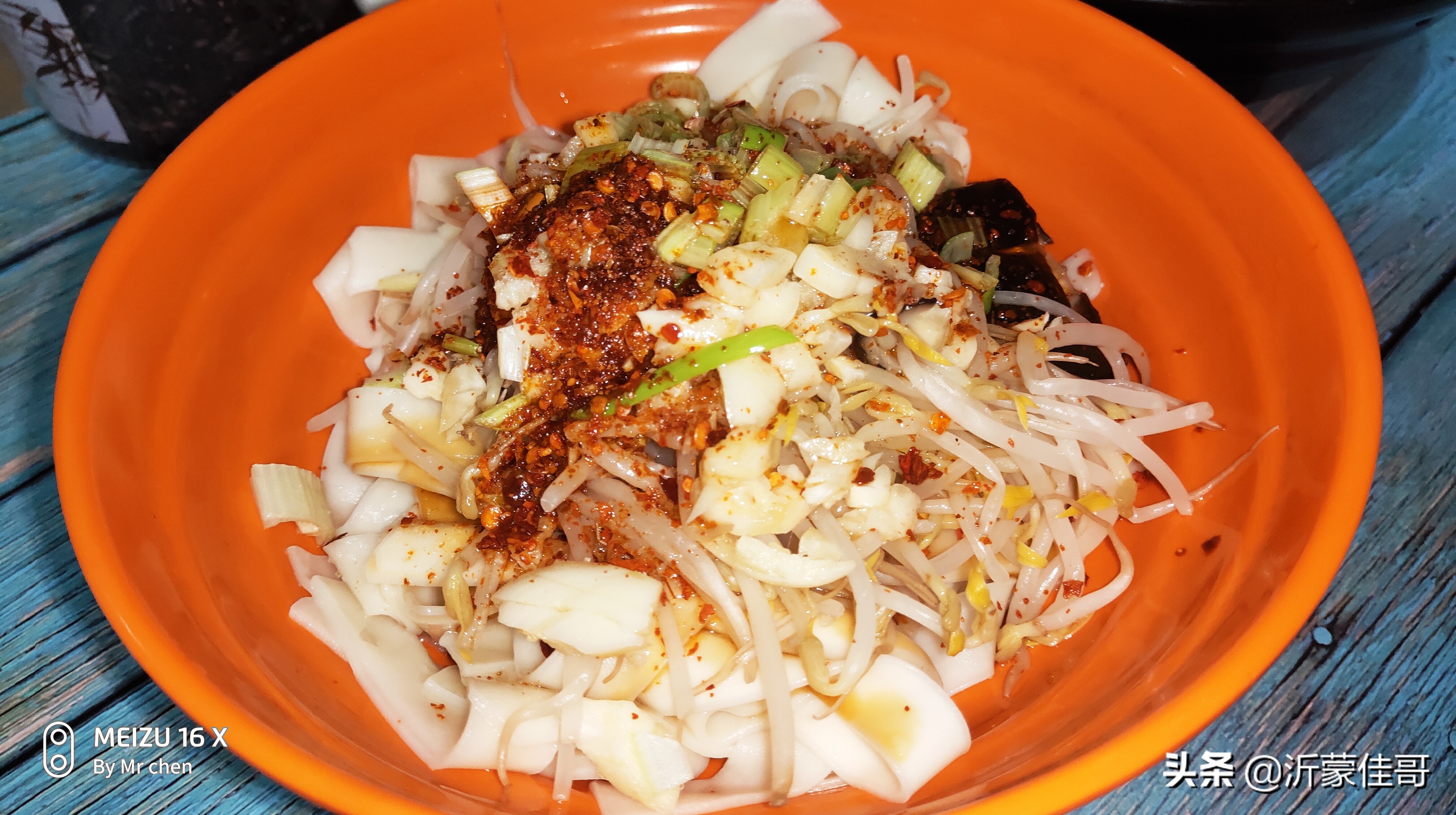 香喷喷热腾腾的油泼面,陕西小吃香喷喷的油泼面