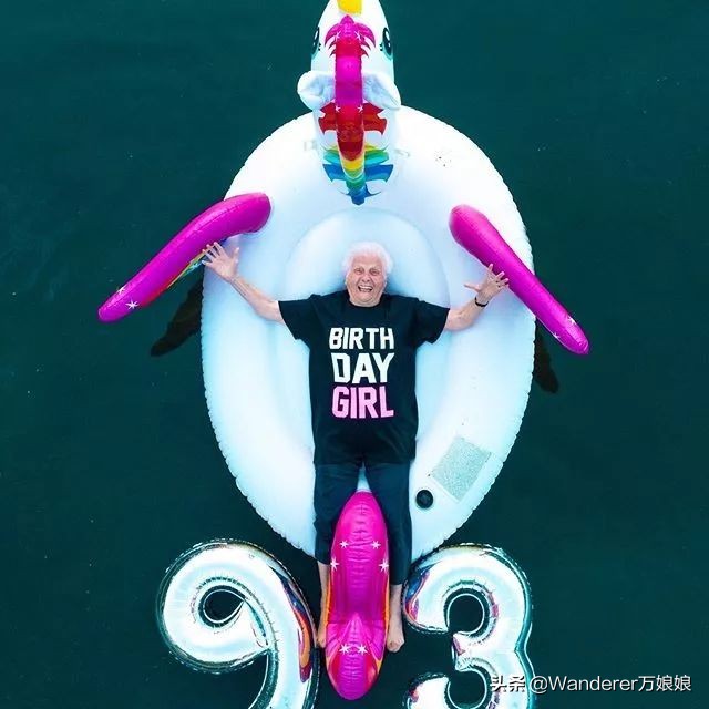 93岁奶奶恶搞27岁孙子一夜爆红！1300万网友实力围观：奶奶太坑了