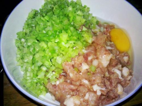 调的饺子馅发干不好吃?学会这4点小技巧,包出来的饺子香嫩多汁