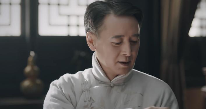 对程蝶衣恩将仇报的小四，27年后已两鬓斑白，但气质依旧如兰