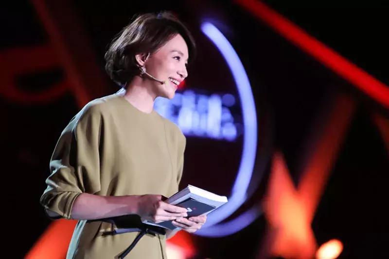 董卿消失的第2个春晚，她去哪里了？