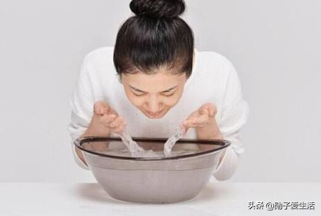 勋子:洗米水直接倒掉很可惜，巧妙的利用起来能省不少钱