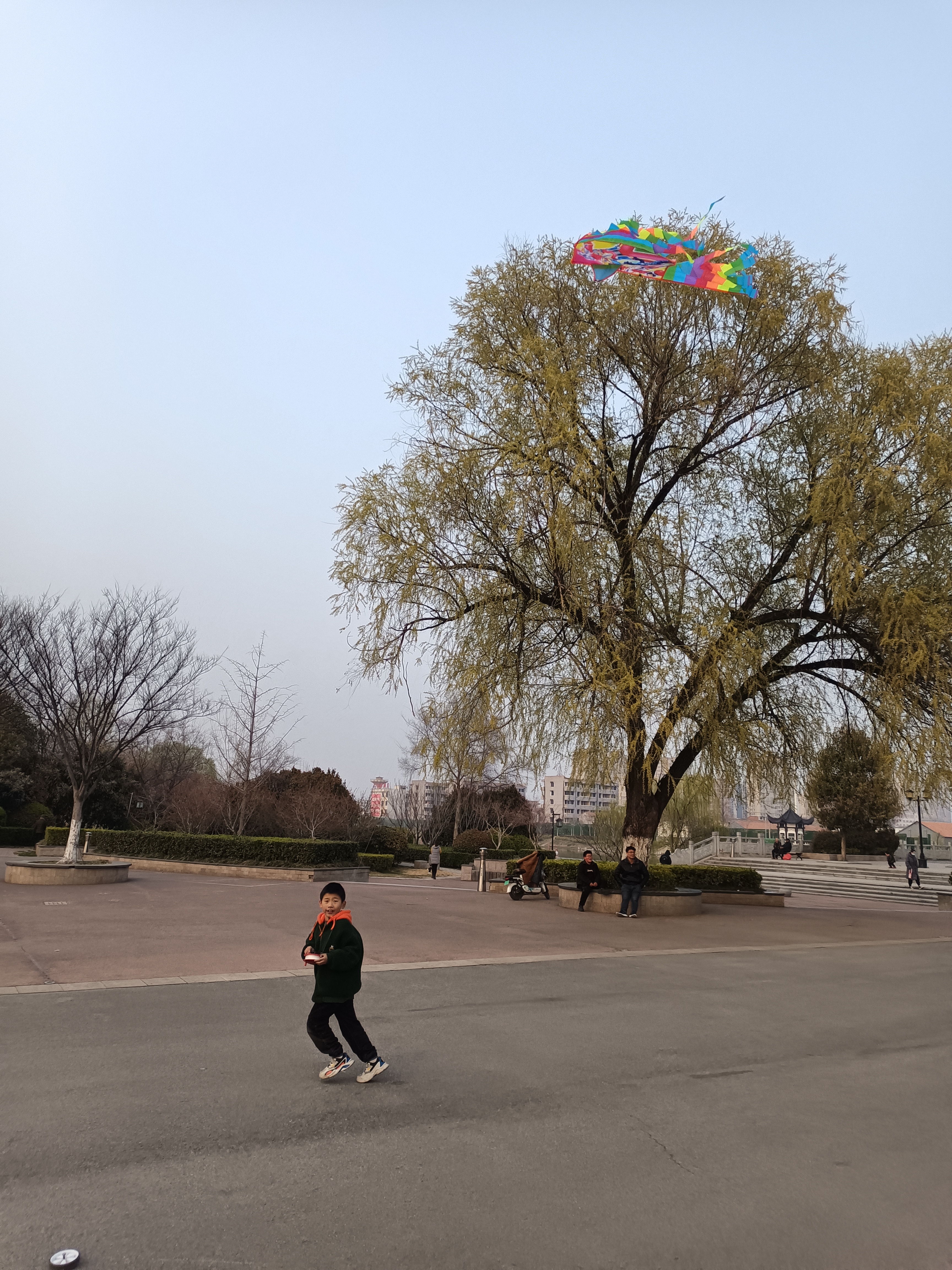 春暖花开正当时,丰县河滨公园成了很多丰县人的休闲胜地