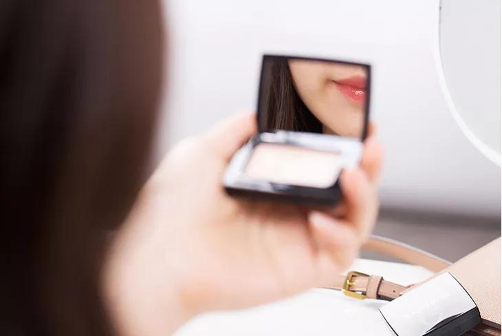 李佳琦狂卖4万件粉膏,激动到连喊6个OMG:真的特别好用