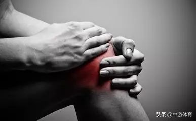 中游体育:蛙泳的翻脚动作是如何把你的膝盖练废的