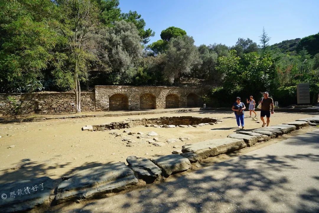 据说塞尔丘克的山坡上的许愿墙很灵验,好多土耳其人来此许愿