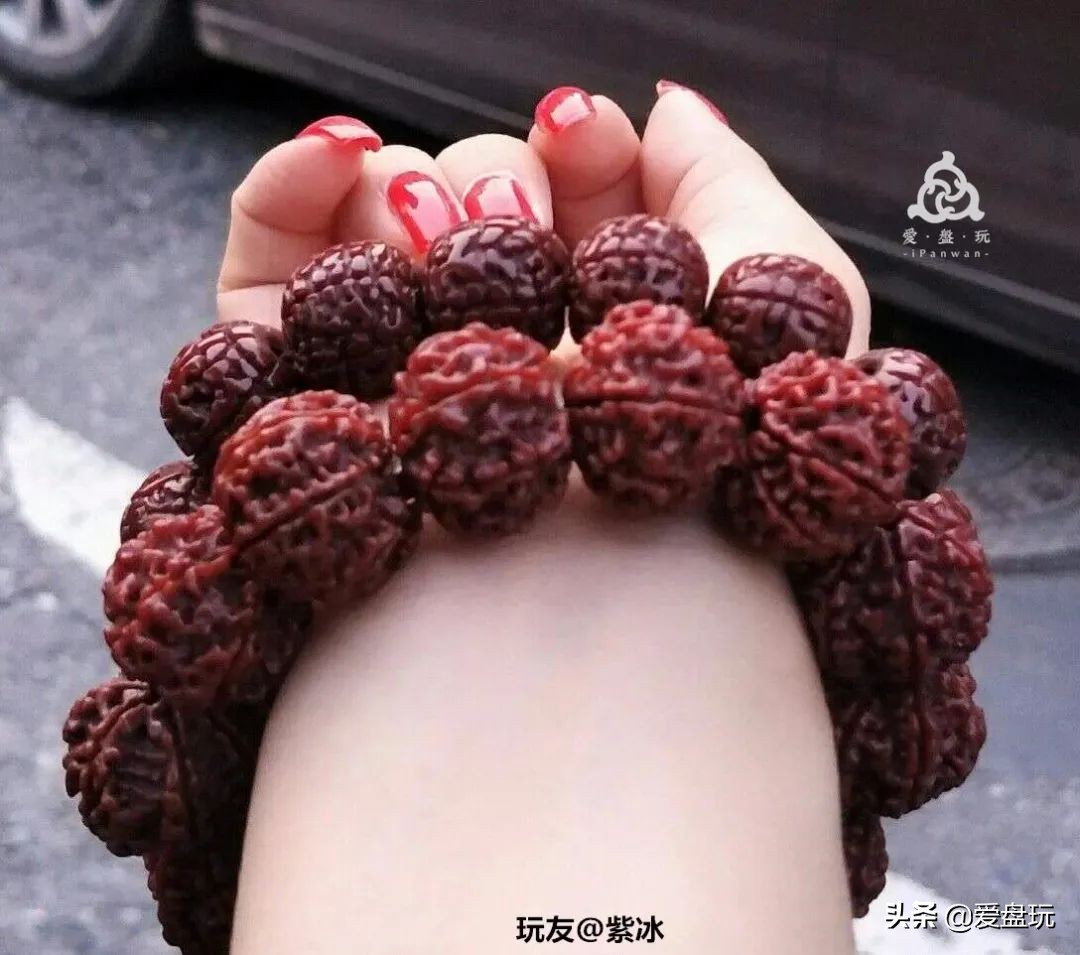 玩了五六百条手串,每天麒麟臂上班,这女子玩串牛气