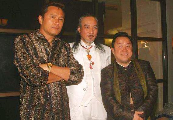 *情纵**声色的古龙，在痛饮一瓶XO后吐血两盆，彻底陷入昏迷