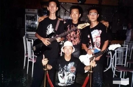 他曾离家出走,街头卖唱,今靠《屌丝男士》走红,屌丝逆袭成导演