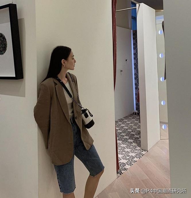 牛仔短裤怎么穿才好看,牛仔短裤就要穿这样的舒适又显瘦