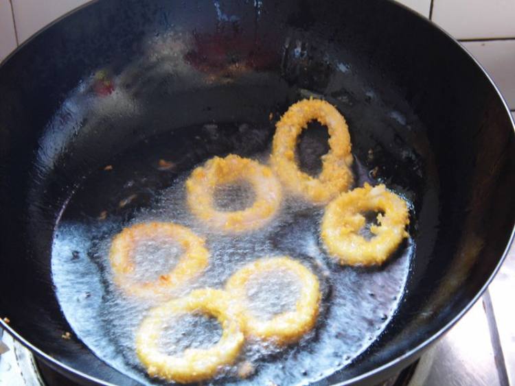 炸鱿鱼圈的做法没有面包糠,饭店炸整条鱿鱼的做法