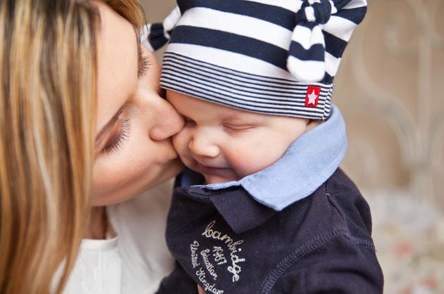 1岁的宝宝半夜饿醒了要不要喂奶,1岁宝宝半夜醒还要奶睡