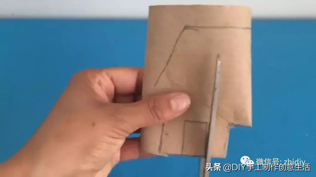 用白纸做个可爱的咩咩羊,用纸折一个可爱的小山羊