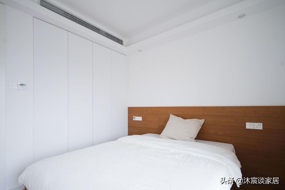 她把家布置得复古又温馨，室内被绿植环绕，这样的家，住着真舒服