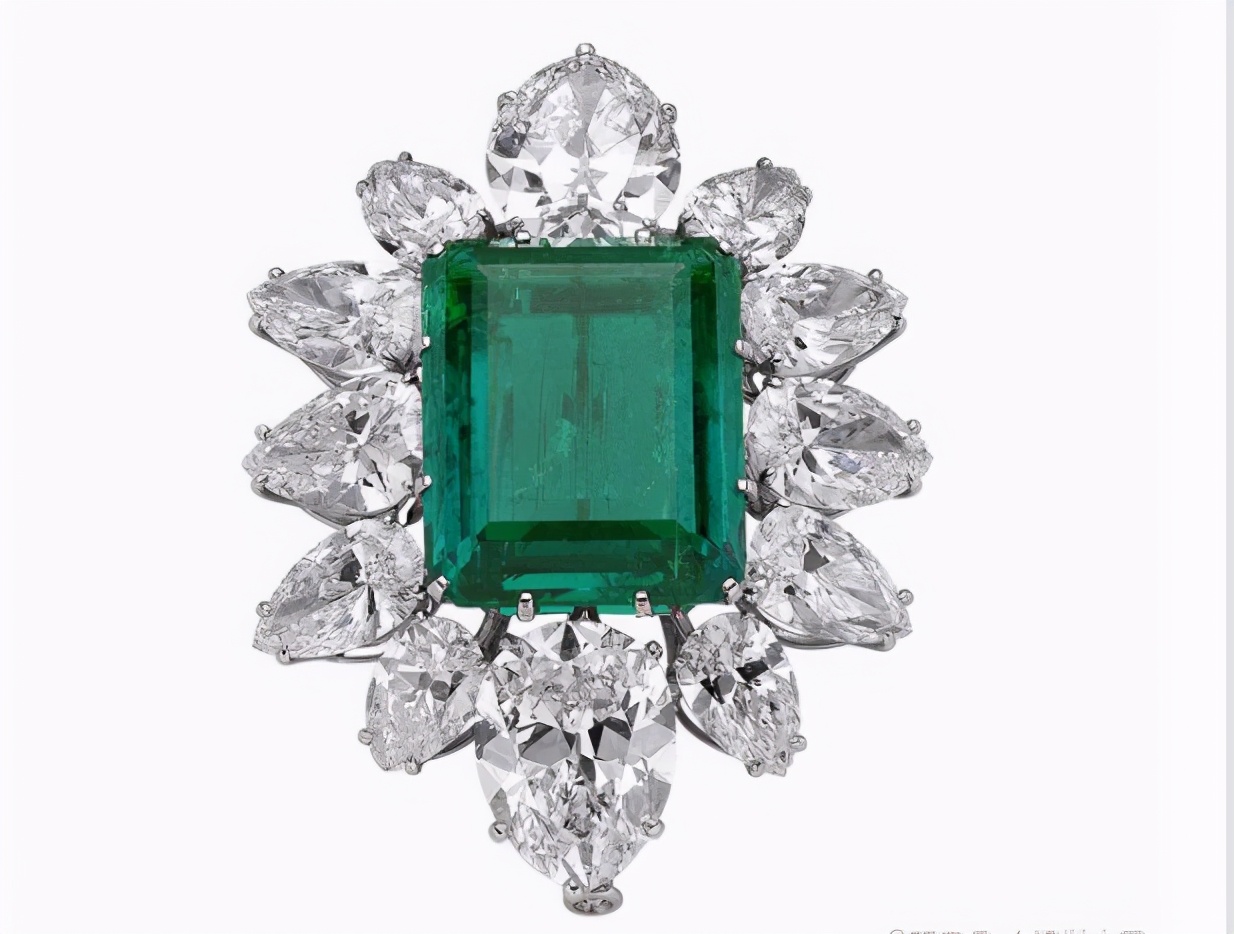 作为地位最崇高的彩色宝石,百万分之一的获得率,赋予了它的高贵