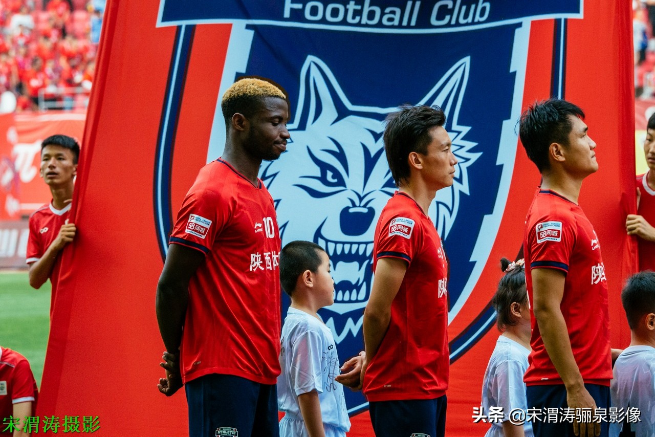 他有意识，脚下的控球和突破技术，任意球出色，左脚打门力量奇大