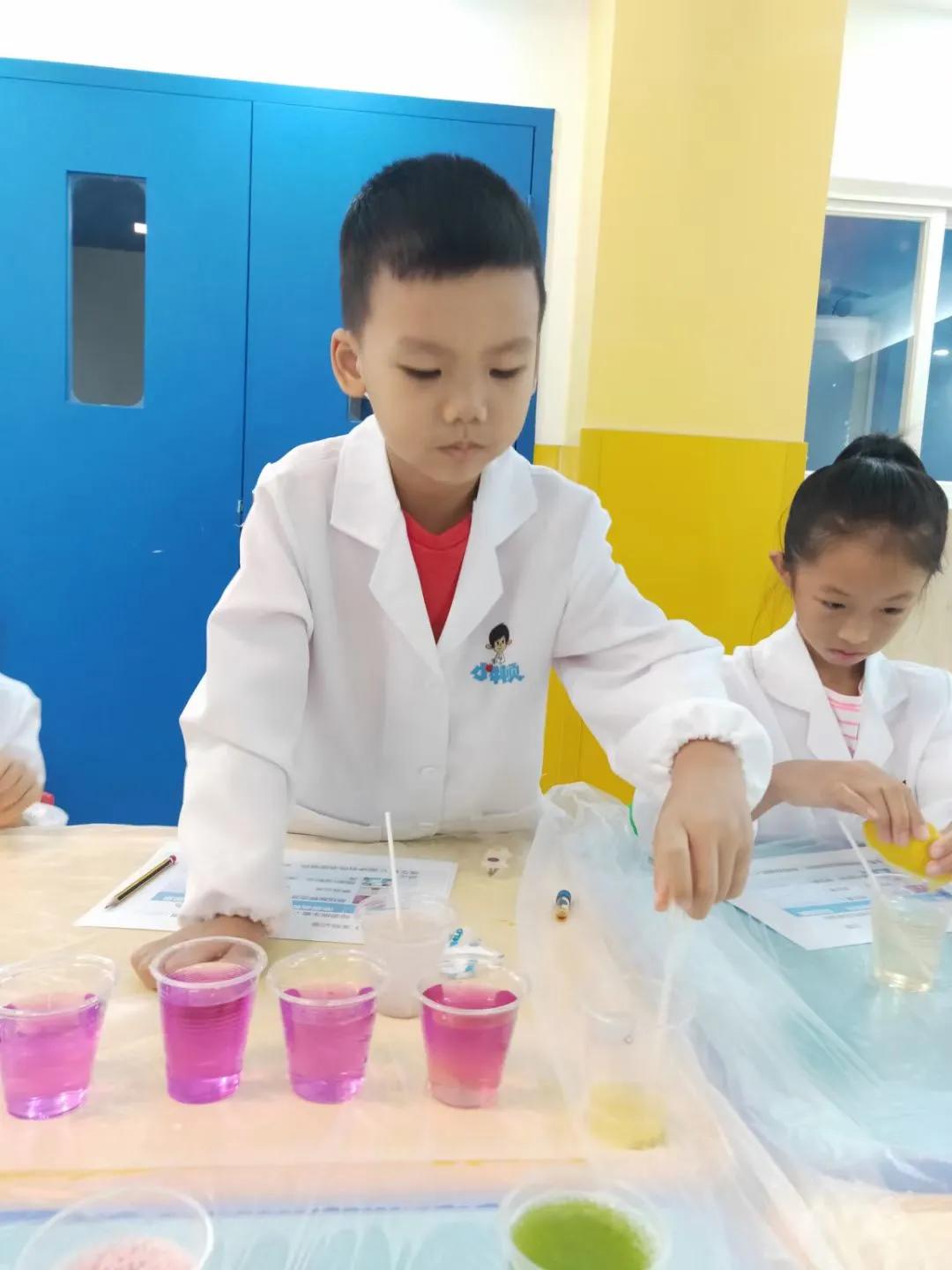 维生素C能使有色溶液还原成透明？这是为什么？