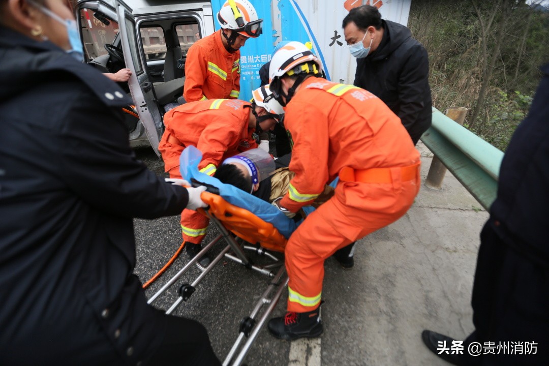 两大车相撞后续,两车相撞现场只有一辆车原视频