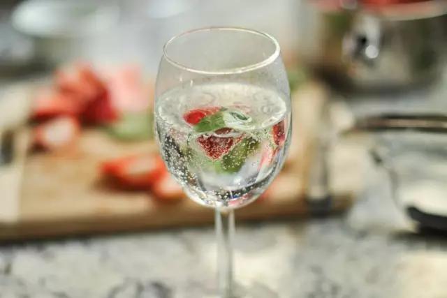 喝完葡萄酒舌头会变黑正常吗,喝葡萄酒牙齿和舌头变紫正常吗