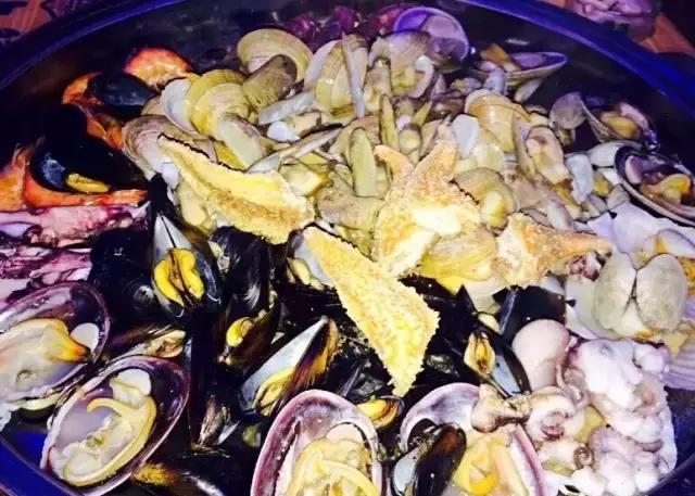 这些秘制的海鲜神店，把正宗烤蚬子、海蛎子刮回家