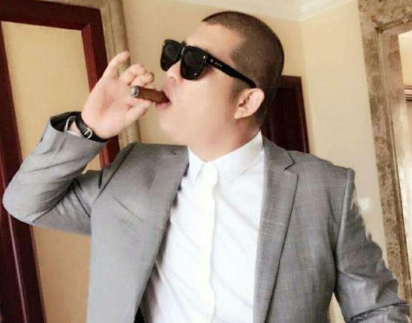 网红卖酒虚假宣传遭打假，向王海求饶叫“爸爸”，撇清与辛巴关系