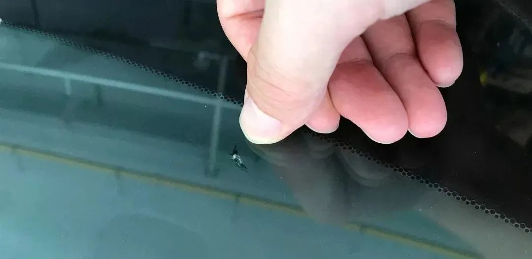 挡风玻璃被崩1毫米怎么修复呢,简单方法修复挡风玻璃