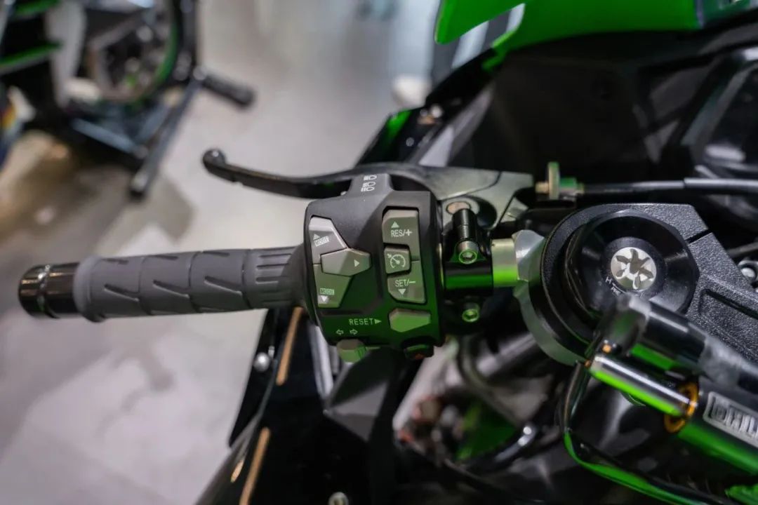 h2r鐩村垪鍥涚几,h2r-10