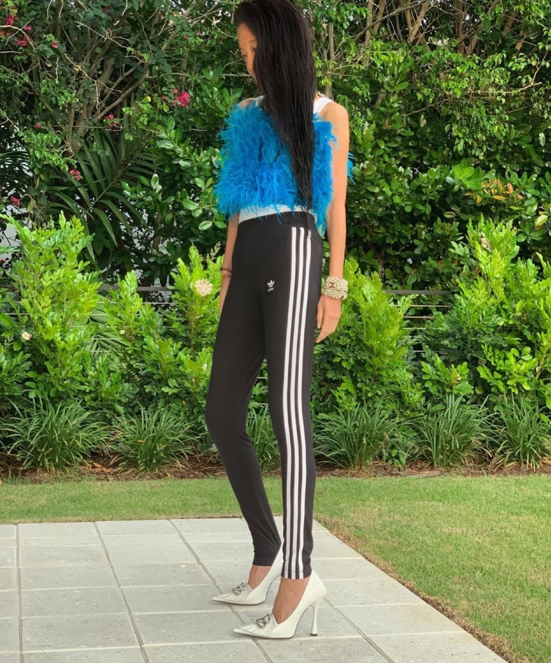 我真服了!70岁王微微有老人脸,但看到这玉女腿少女身材闭嘴了