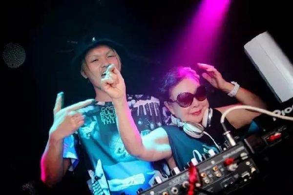 82岁夜店女DJ、90岁自拍女网红：好的人生，从不设限