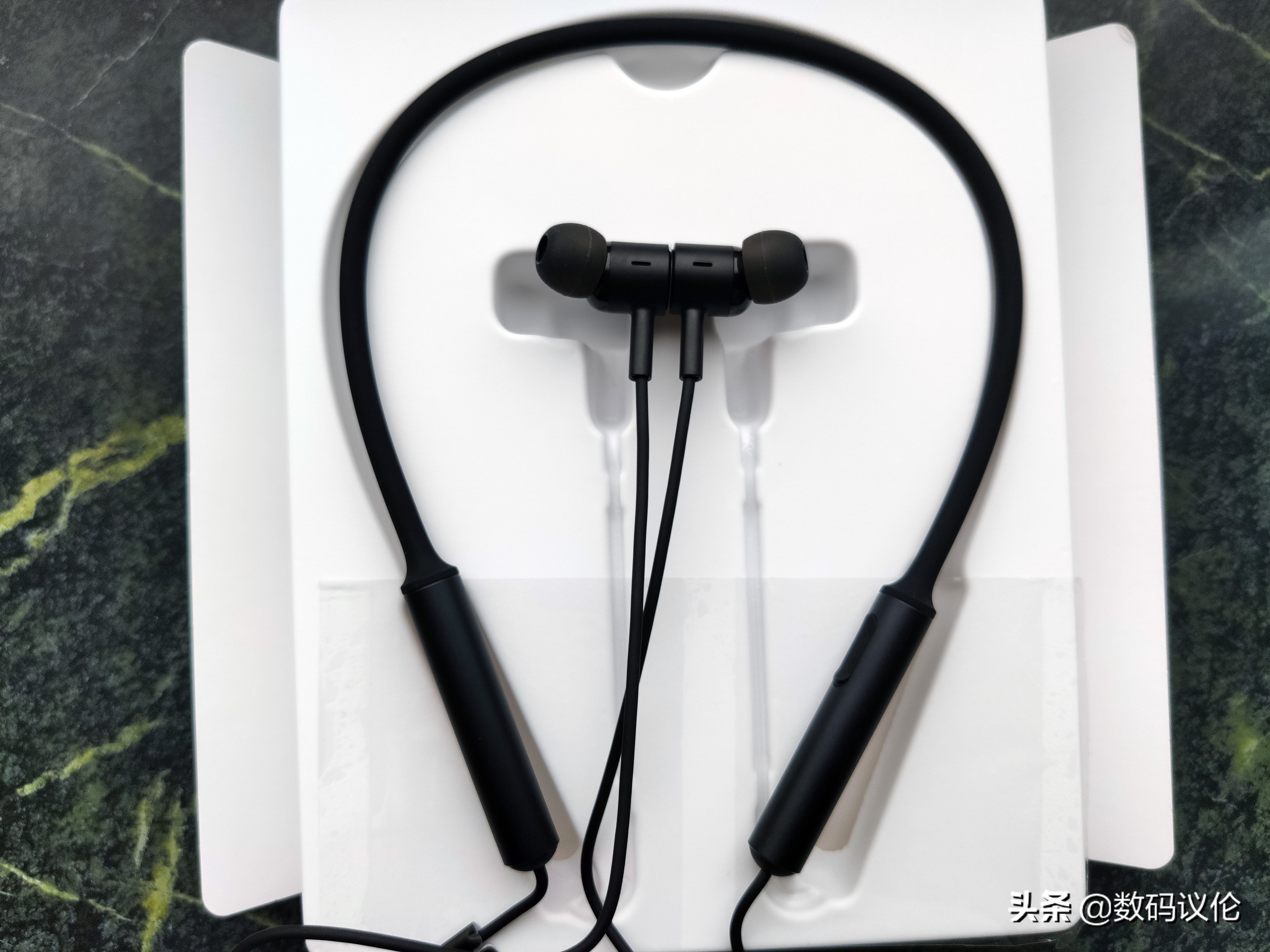 小米项圈耳机linefree和青春版,能吃鸡的蓝牙耳机小米linefree