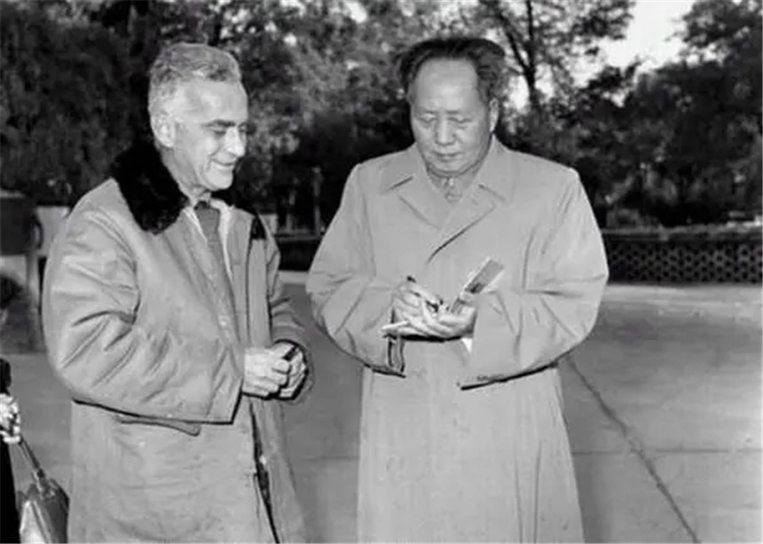 *先念李**开会抽雪茄，毛主席接过一根问：好烟怎么不早点拿出来给我