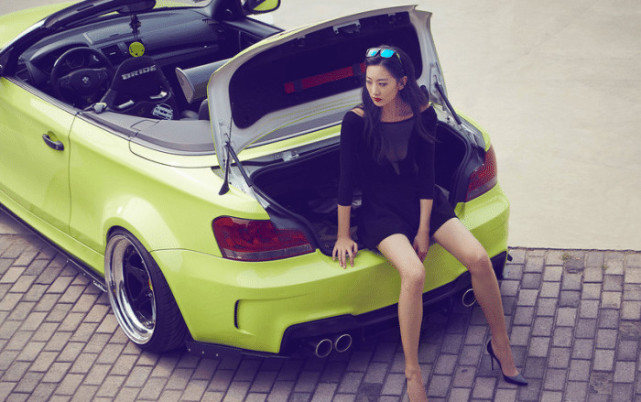 “抹茶味”宝马一系，车模大展御女风，车内容不下这大长腿