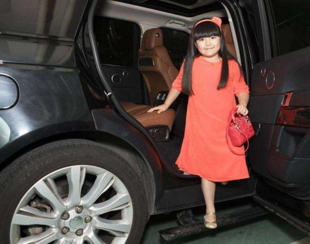 网友戏称李湘像“油桶”，豪不掩饰“富养”女儿王诗龄