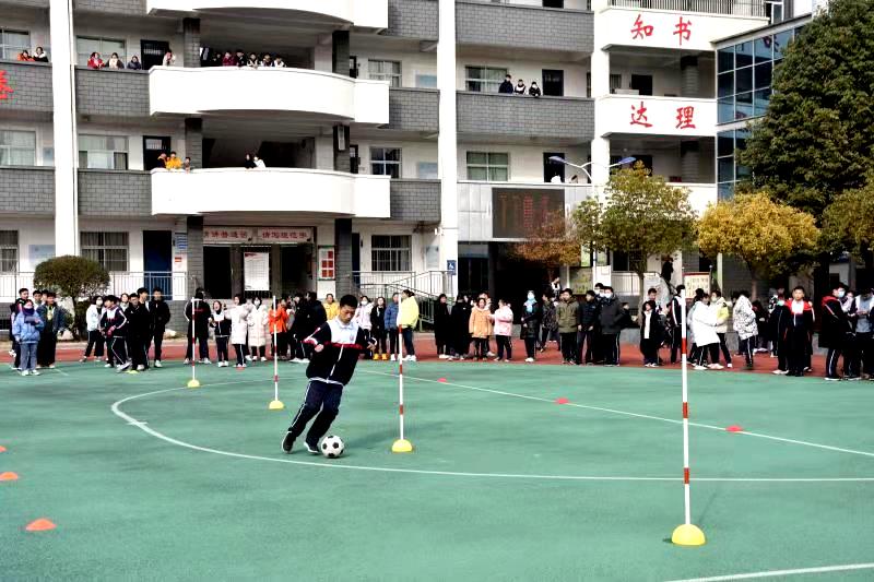 小学生足球绕杆比赛,小学足球绕杆接力比赛方案