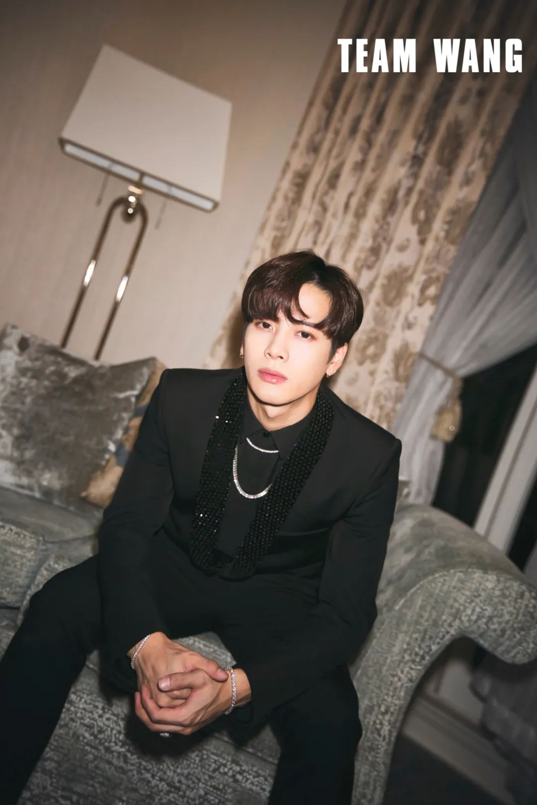 衣品超级好的男明星,王嘉尔穿的蔡徐坤同款衣服