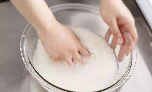 衣服发黄不要扔，加点“它”泡一泡，让你衣服洁净如新