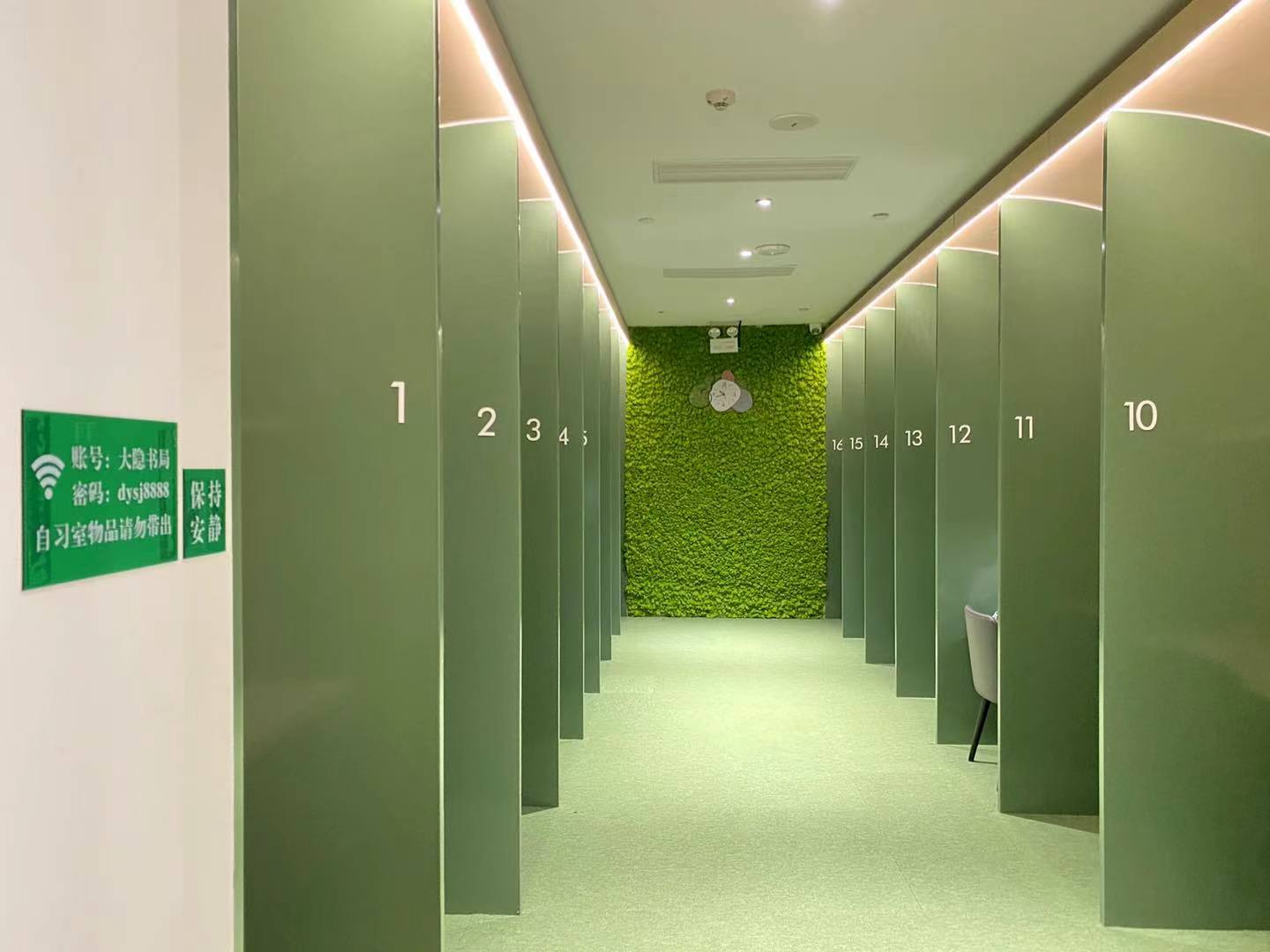 把图书馆搬回家房间下面看电视,把博物馆搬回来玩